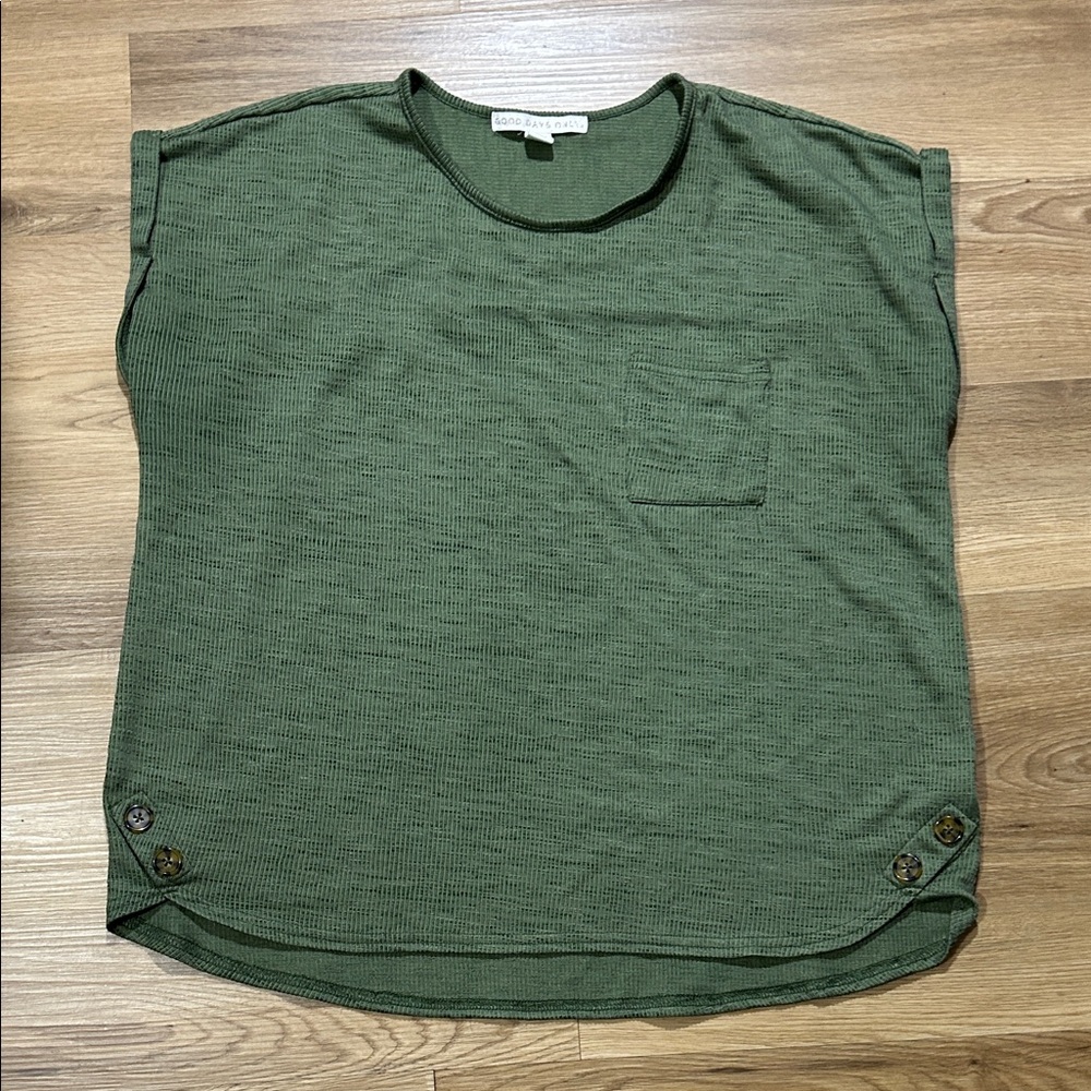 Good Days Only Green Woman’s Size XL Sleeveless Top with Button Accents.